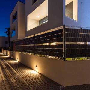 OTOK KRK, GRAD KRK – Dvoetažni apartman s okućnicom i bazenom