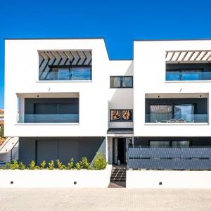 OTOK KRK, GRAD KRK – Dvoetažni apartman s okućnicom i bazenom