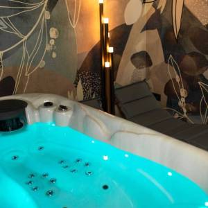 OTOK KRK, GRAD KRK – Dvoetažni apartman s okućnicom i bazenom