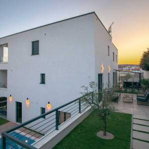 OTOK KRK, GRAD KRK – Dvoetažni apartman s okućnicom i bazenom