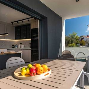 OTOK KRK, GRAD KRK – Dvoetažni apartman s okućnicom i bazenom