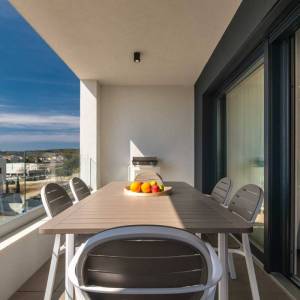 OTOK KRK, GRAD KRK – Dvoetažni apartman s okućnicom i bazenom