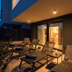 OTOK KRK, GRAD KRK – Dvoetažni apartman s okućnicom i bazenom