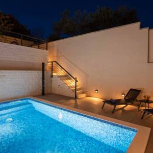 OTOK KRK, GRAD KRK – Dvoetažni apartman s okućnicom i bazenom