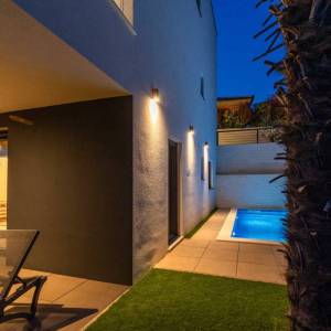 OTOK KRK, GRAD KRK – Dvoetažni apartman s okućnicom i bazenom