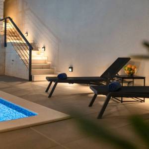 OTOK KRK, GRAD KRK – Dvoetažni apartman s okućnicom i bazenom