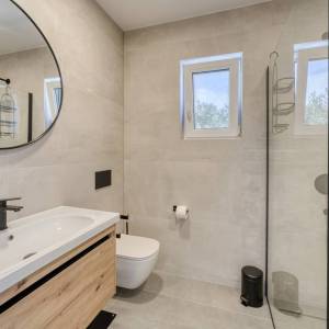 OTOK KRK, GRAD KRK – Dvoetažni apartman s okućnicom i bazenom