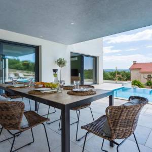 OTOK KRK, GRAD KRK (OKOLICA) - Luksuzna vila s preljevnim bazenom i pogledom na more