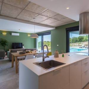 OTOK KRK, GRAD KRK (OKOLICA) - Luksuzna vila s preljevnim bazenom i pogledom na more