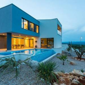 OTOK KRK, GRAD KRK (OKOLICA) - Luksuzna vila s preljevnim bazenom i pogledom na more