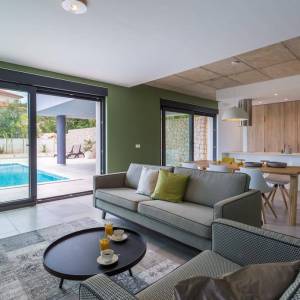 OTOK KRK, GRAD KRK (OKOLICA) - Luksuzna vila s preljevnim bazenom i pogledom na more