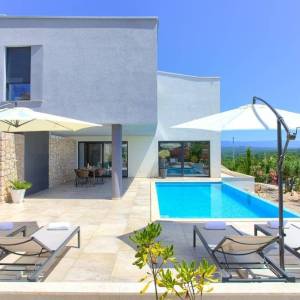 OTOK KRK, GRAD KRK (OKOLICA) - Luksuzna vila s preljevnim bazenom i pogledom na more