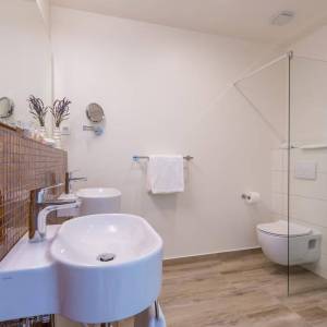 OTOK KRK, GRAD KRK (OKOLICA) - Luksuzna vila s preljevnim bazenom i pogledom na more