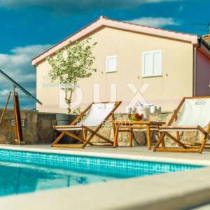 OTOK KRK, KLIMNO- apartman u villi 61m2, DB+2S, prizemlje, s prekrasnim pogledom na more i bazenom + okoliš 91m2 - S2