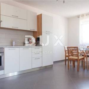 OTOK KRK, KLIMNO- apartman u villi 61m2, DB+2S, prizemlje, s prekrasnim pogledom na more i bazenom + okoliš 91m2 - S2