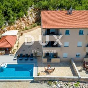 OTOK KRK, KLIMNO- apartman u villi 61m2, DB+2S, prizemlje, s prekrasnim pogledom na more i bazenom + okoliš 91m2 - S2