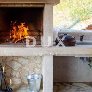 OTOK KRK, KLIMNO- apartman u villi 61m2, DB+2S, prizemlje, s prekrasnim pogledom na more i bazenom + okoliš 91m2 - S2