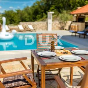 OTOK KRK, KLIMNO- apartman u villi 61m2, DB+2S, prizemlje, s prekrasnim pogledom na more i bazenom + okoliš 91m2 - S2