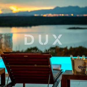 OTOK KRK, KLIMNO- apartman u villi 61m2, DB+2S, prizemlje, s prekrasnim pogledom na more i bazenom + okoliš 91m2 - S2