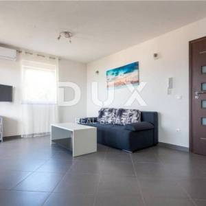 OTOK KRK, KLIMNO- apartman u villi 61m2, DB+2S, prizemlje, s prekrasnim pogledom na more i bazenom + okoliš 110m2 - S1