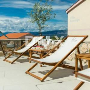 OTOK KRK, KLIMNO- apartman u villi 61m2, DB+2S, prizemlje, s prekrasnim pogledom na more i bazenom + okoliš 110m2 - S1