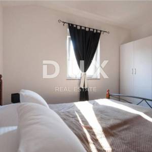 OTOK KRK, KLIMNO- apartman u villi 61m2, DB+2S, prizemlje, s prekrasnim pogledom na more i bazenom + okoliš 110m2 - S1