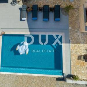 OTOK KRK, KLIMNO- apartman u villi 61m2, DB+2S, prizemlje, s prekrasnim pogledom na more i bazenom + okoliš 110m2 - S1