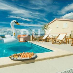 OTOK KRK, KLIMNO- apartman u villi 61m2, DB+2S, prizemlje, s prekrasnim pogledom na more i bazenom + okoliš 110m2 - S1