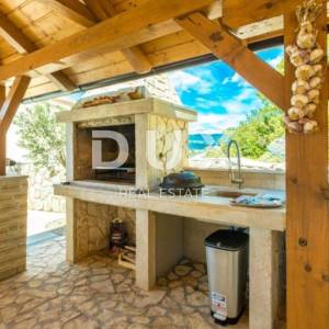 OTOK KRK, KLIMNO- apartman u villi 61m2, DB+2S, prizemlje, s prekrasnim pogledom na more i bazenom + okoliš 110m2 - S1