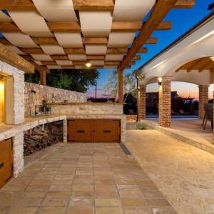 OTOK KRK, KRAS - Autentična kamena vila s bazenom i boćalištem u srcu otoka Krka