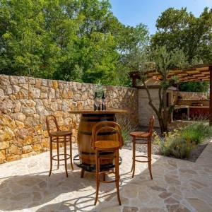 OTOK KRK, KRAS - Autentična kamena vila s bazenom i boćalištem u srcu otoka Krka