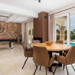 OTOK KRK, KRAS - Autentična kamena vila s bazenom i boćalištem u srcu otoka Krka