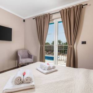 OTOK KRK, KRAS - Autentična kamena vila s bazenom i boćalištem u srcu otoka Krka