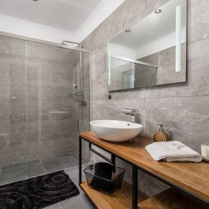 OTOK KRK, KRAS - Autentična kamena vila s bazenom i boćalištem u srcu otoka Krka