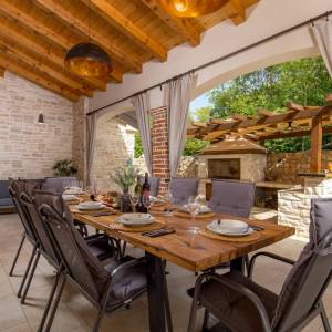 OTOK KRK, KRAS - Autentična kamena vila s bazenom i boćalištem u srcu otoka Krka