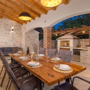 OTOK KRK, KRAS - Autentična kamena vila s bazenom i boćalištem u srcu otoka Krka