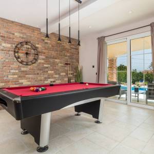 OTOK KRK, KRAS - Autentična kamena vila s bazenom i boćalištem u srcu otoka Krka