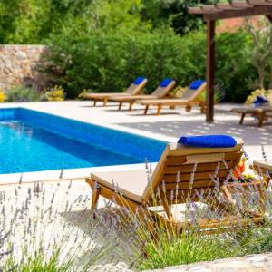 OTOK KRK, KRAS - Autentična kamena vila s bazenom i boćalištem u srcu otoka Krka