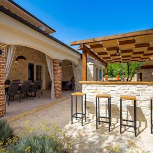 OTOK KRK, KRAS - Autentična kamena vila s bazenom i boćalištem u srcu otoka Krka