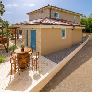 OTOK KRK, KRAS - Autentična kamena vila s bazenom i boćalištem u srcu otoka Krka