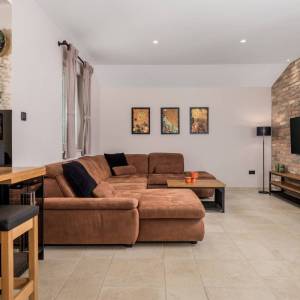 OTOK KRK, KRAS - Autentična kamena vila s bazenom i boćalištem u srcu otoka Krka