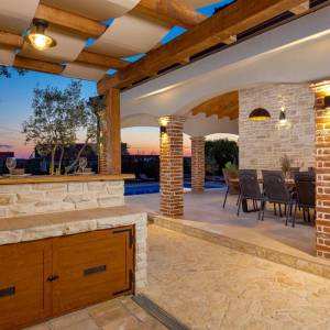 OTOK KRK, KRAS - Autentična kamena vila s bazenom i boćalištem u srcu otoka Krka