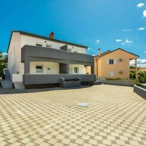 OTOK KRK - Kuća s bazenom 100 metara od mora!