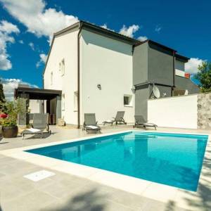 OTOK KRK - Kuća s bazenom 100 metara od mora!