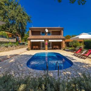 OTOK KRK - Kuća s bazenom na mirnoj lokaciji s pogledom na more