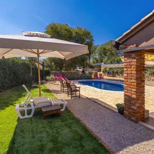 OTOK KRK - Kuća s bazenom na mirnoj lokaciji s pogledom na more