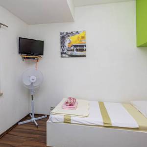 OTOK KRK - Kuća s bazenom na mirnoj lokaciji s pogledom na more