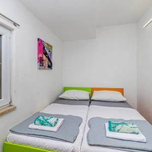 OTOK KRK - Kuća s bazenom na mirnoj lokaciji s pogledom na more