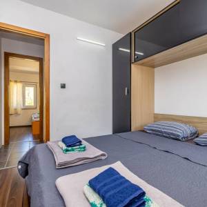 OTOK KRK - Kuća s bazenom na mirnoj lokaciji s pogledom na more