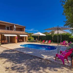 OTOK KRK - Kuća s bazenom na mirnoj lokaciji s pogledom na more